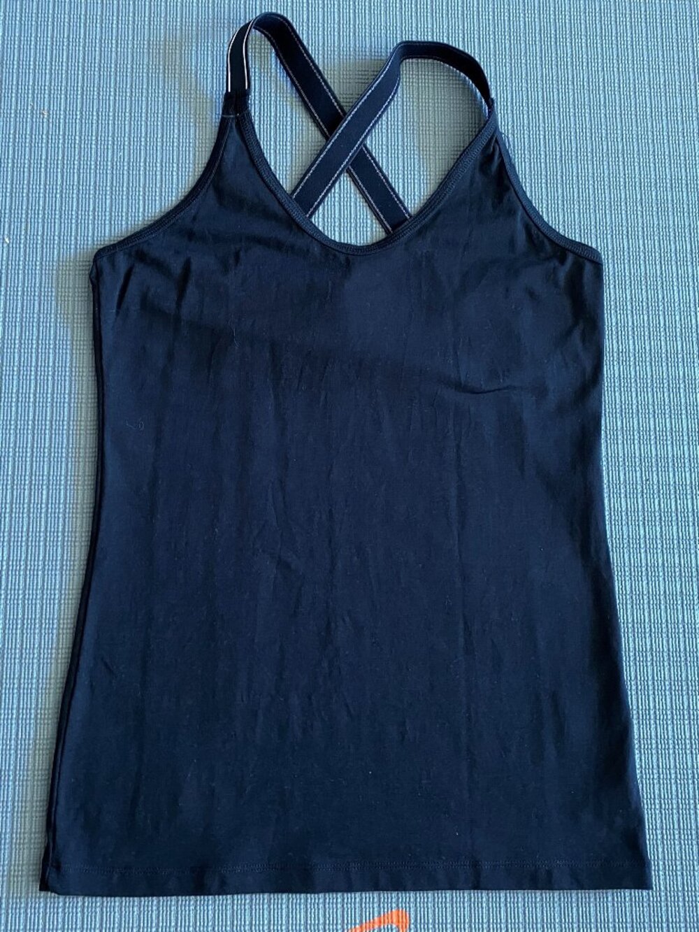 Camisole noire avec bretelles croisées à l'arrière